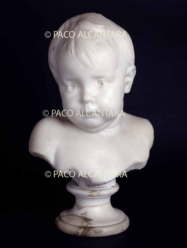 Busto de su sobrino.