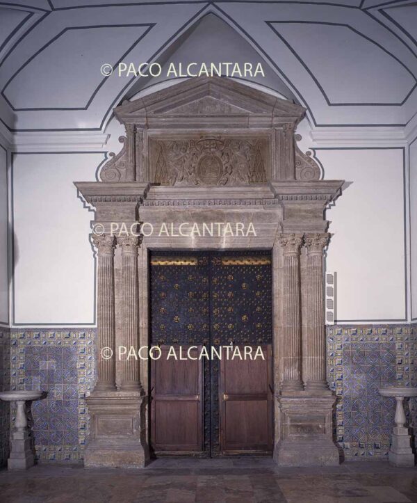 Puerta entrada a la iglesia.