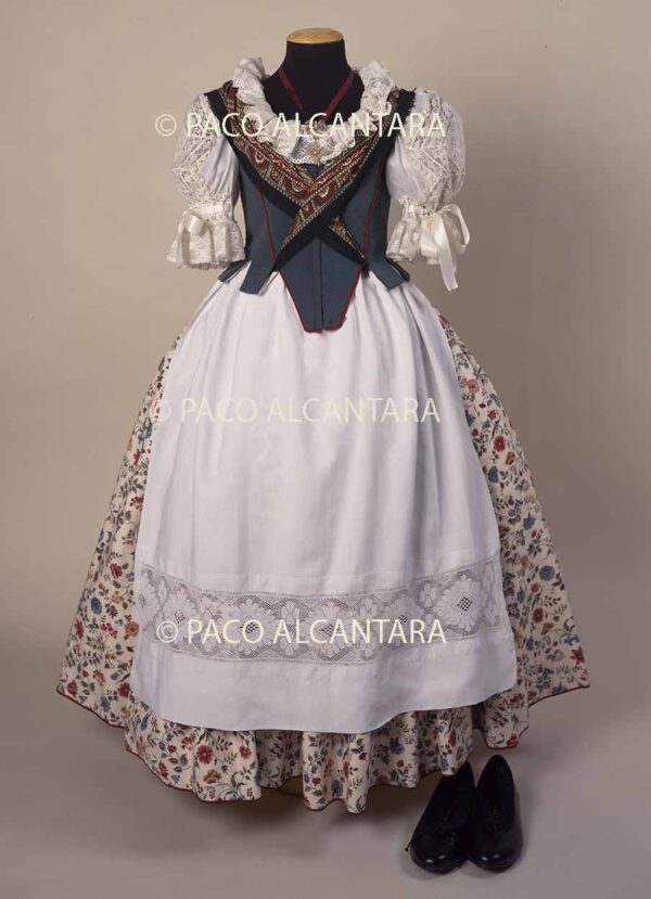 Vestido de niña de la zona de la huerta.