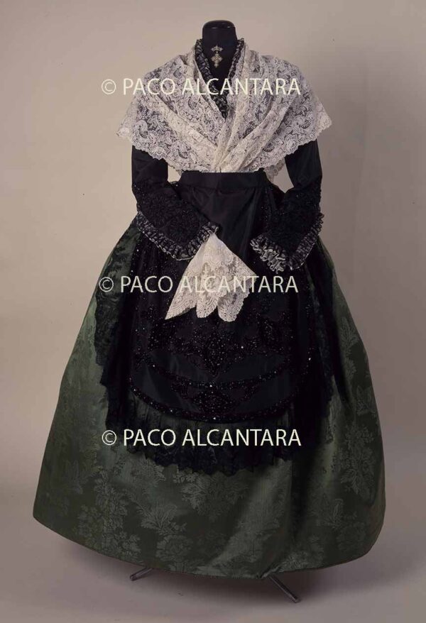 Traje festivo de castellonera.