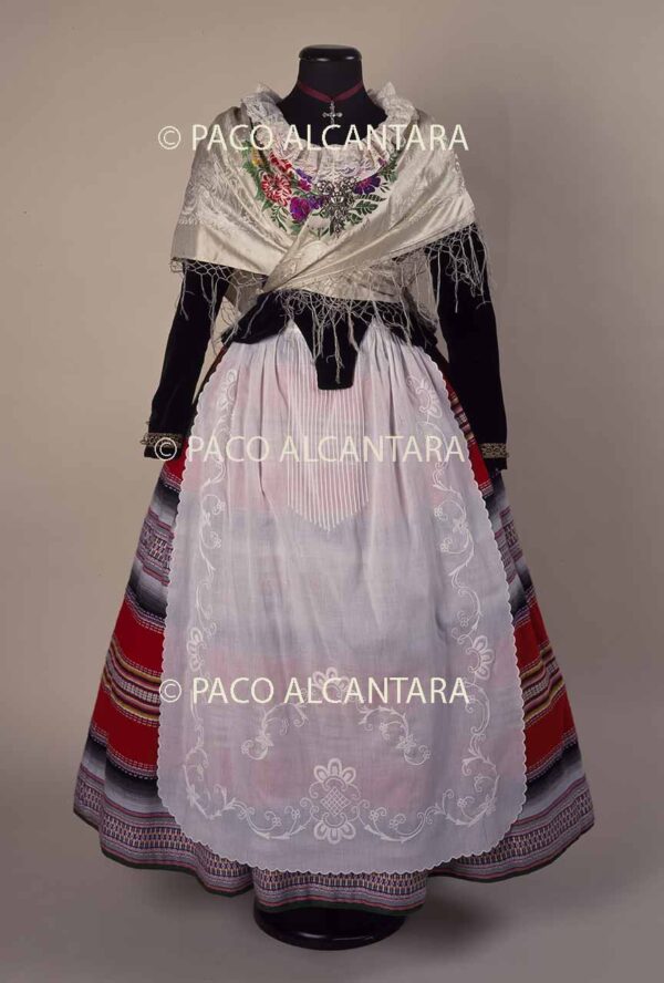 Vestido femenino de la zona del Maestrat.