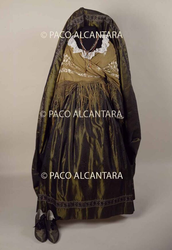 Traje femenino del S. XIX del tipo basquiña.