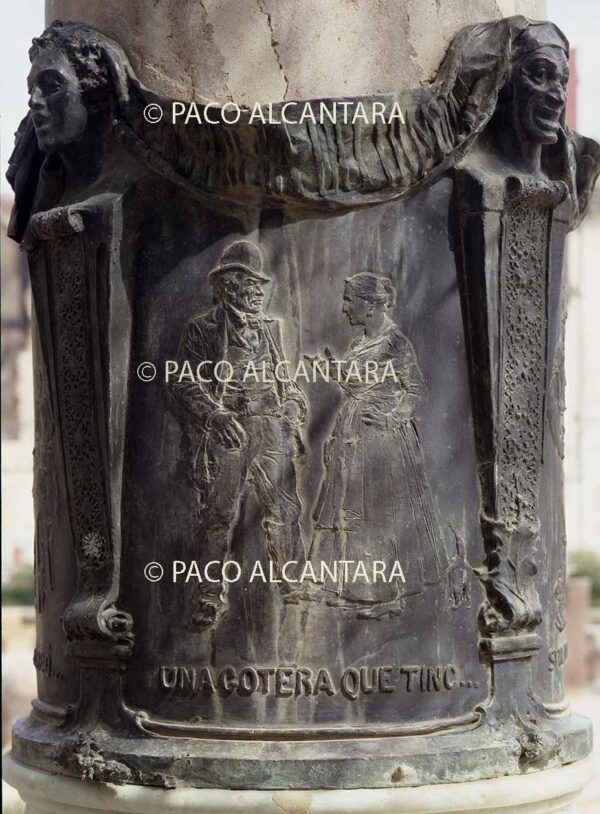 Relieve representando una escena del sainete Una gotera que tinc. Monumento a José Benlliure Gil.